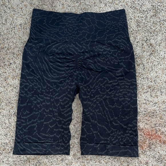 Gym shark biker shorts, in good condition never worn no rips or tears - Picture 2 of 3